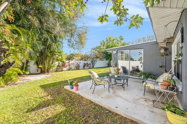 Building Photo - Single Family Home in Sunny Park Groves