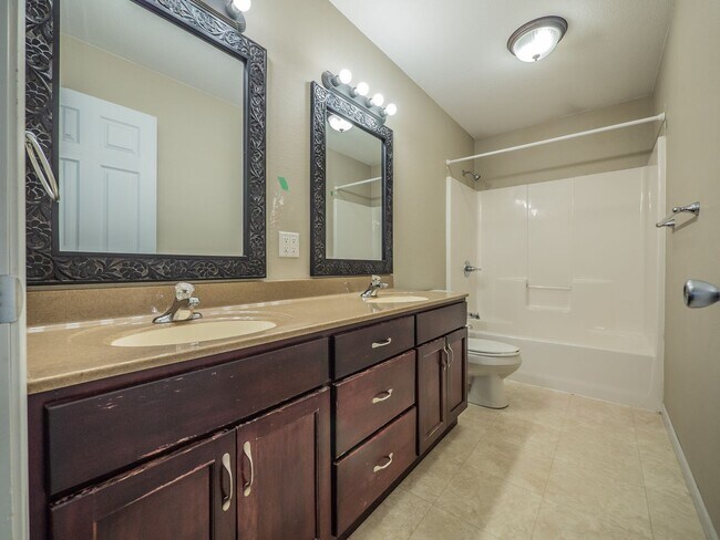 Building Photo - 212-214 E 1st Duplex