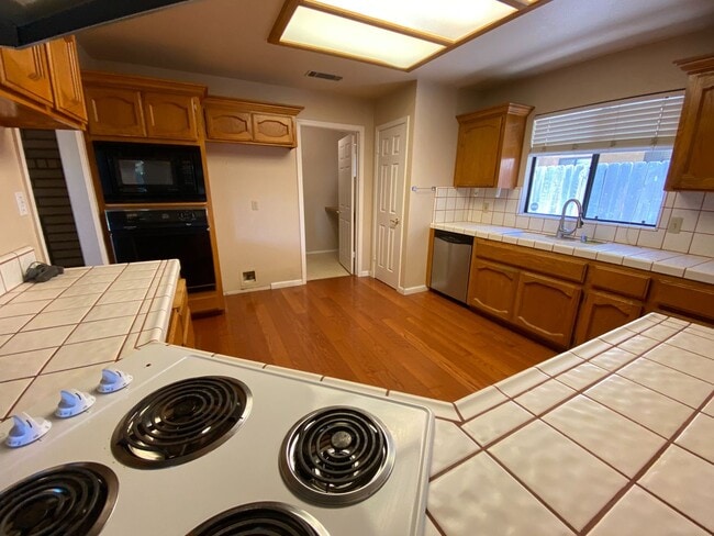 Building Photo - North West Fresno Home, 3BR/2BA, 1878sf, B...