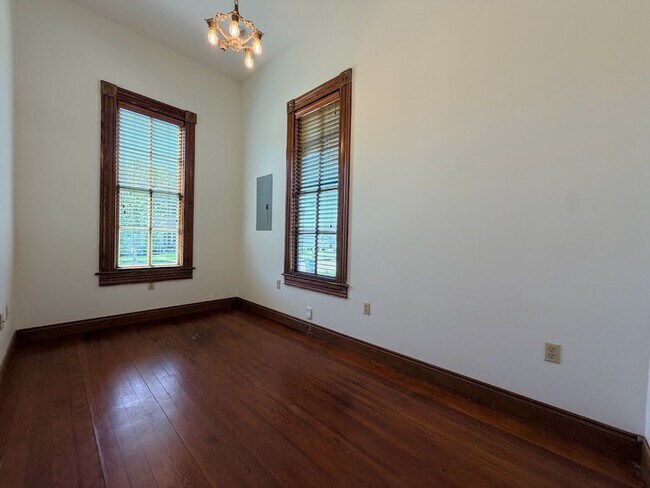 Building Photo - 419 6th St