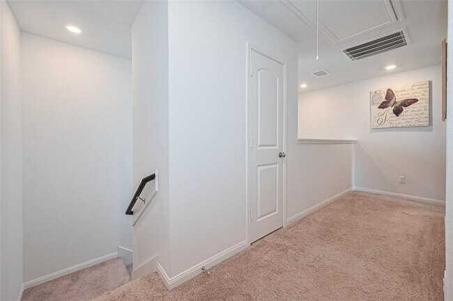 Building Photo - 305 Elm Patch Dr