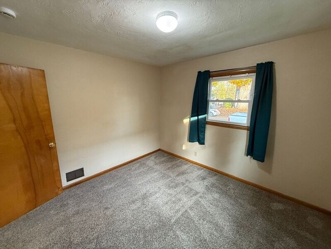 Building Photo - 595 18th St NE