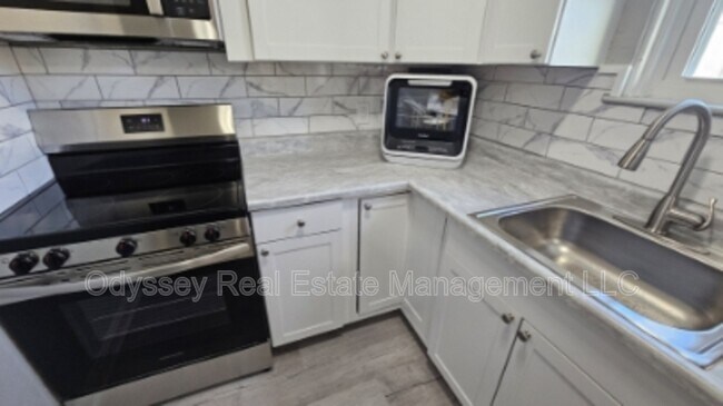 Building Photo - 206 W Spencer Ave