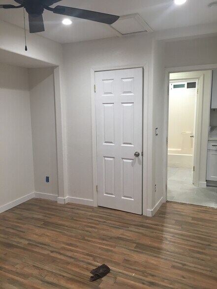 Closet - 1048 W 60th Plz