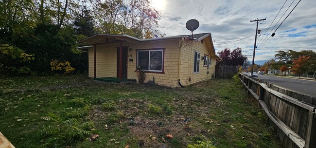 Primary Photo - Charming Home Close to Downtown Grants Pass