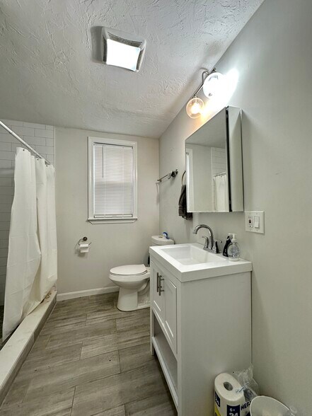 Building Photo - 157 E Cottage St