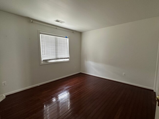 Building Photo - 110 Pangborne Ct
