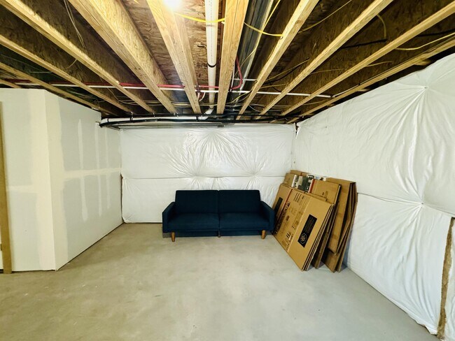 Building Photo - 2687 N Snowberry Dr