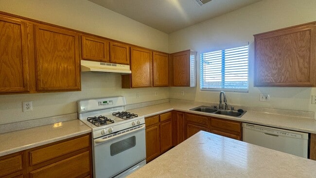 Building Photo - 3 bed, 2.5 bath, 1,746 sq ft home in southwest Las Vegas