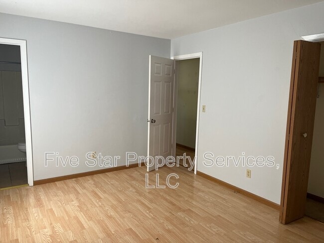 Building Photo - 402 N Iris Dr