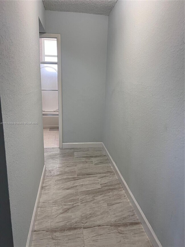 Building Photo - 1062 W 42nd Pl