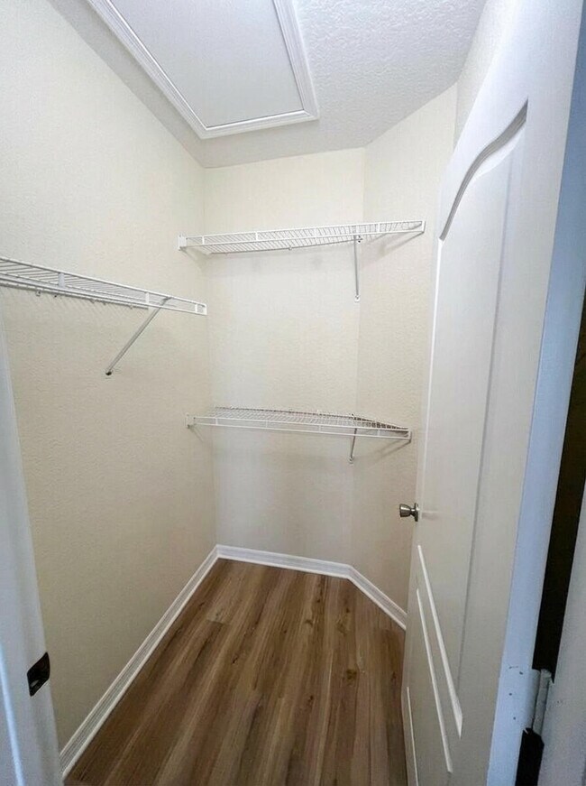 Building Photo - 136 SW Peacock Blvd