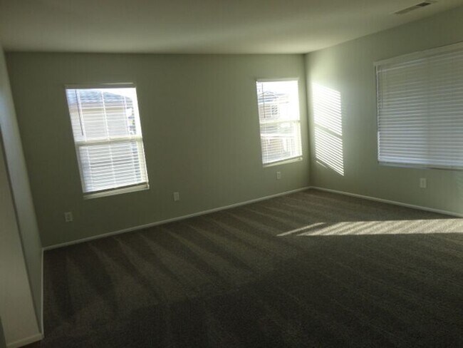 Building Photo - Beautiful 4 + 2.5 Home Palmdale