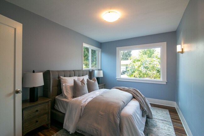 Building Photo - Beautifully Remodeled 3 Bed/1 Bath Bungalo...