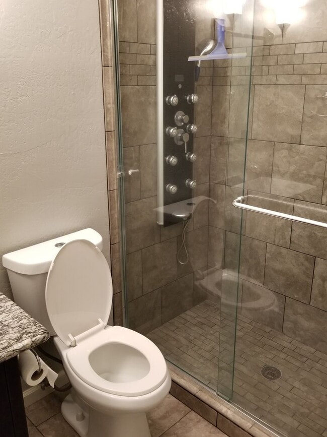 Building Photo - 1 BR Loft Available now