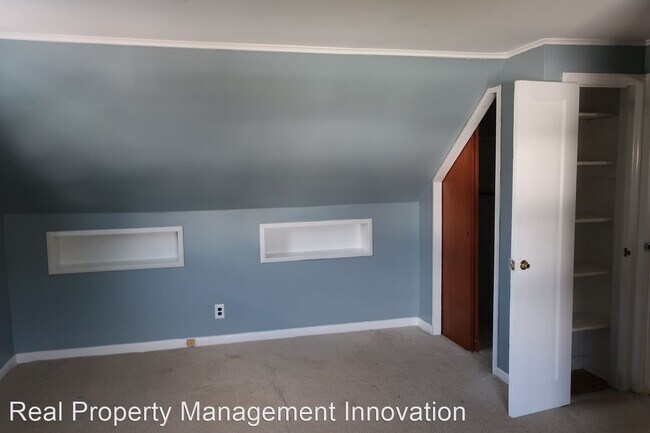 Building Photo - 4 br, 2 bath House - 221 E Hawthorne Avenue