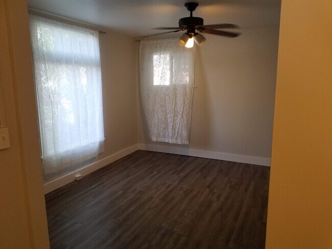 Building Photo - 831 S Edison St