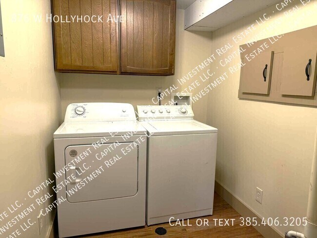 Building Photo - 876 Hollyhock Ave