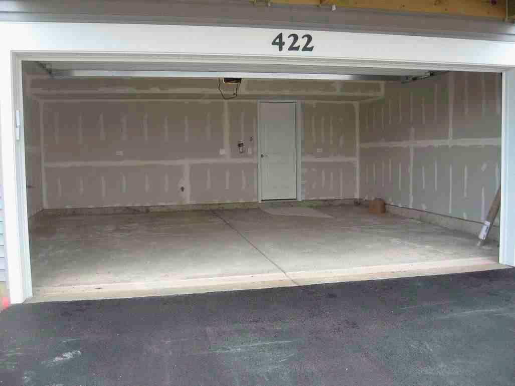 Garage - 422 Red Oak Cir