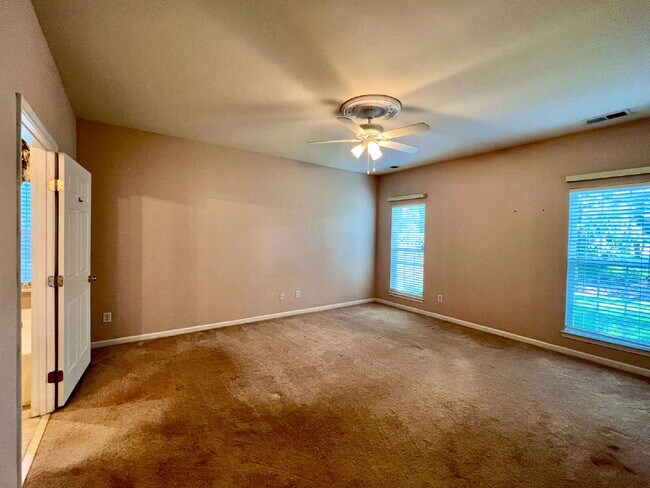 Building Photo - EXCELLENT LOCATION!
