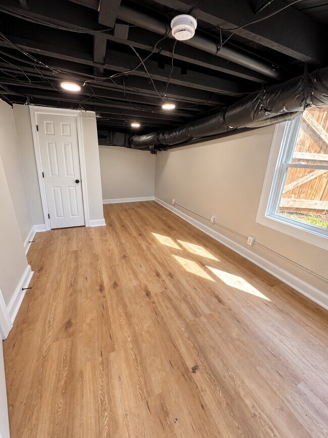Building Photo - 236 Pinewood Ave