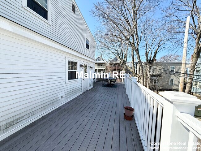 Building Photo - 920 E 4th St