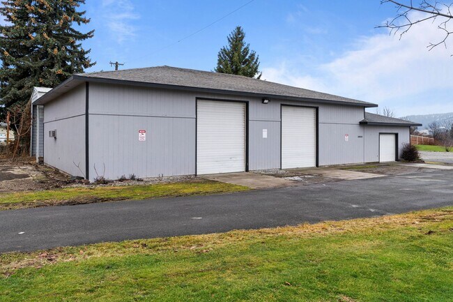 Building Photo - Stunning Home and Three Bay Shop Along Spo...