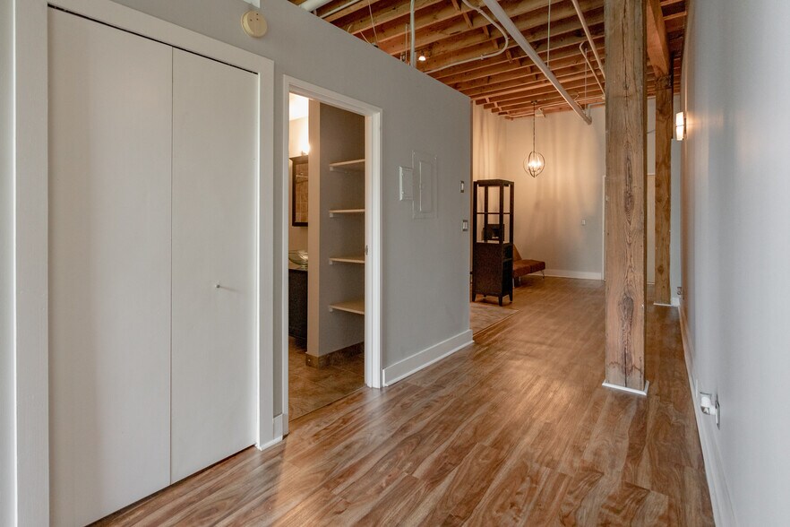 Building Photo - 6533 E Jefferson Ave