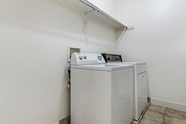 Building Photo - 389 S State St