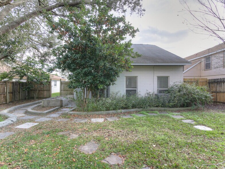 Building Photo - 1015 Covington St