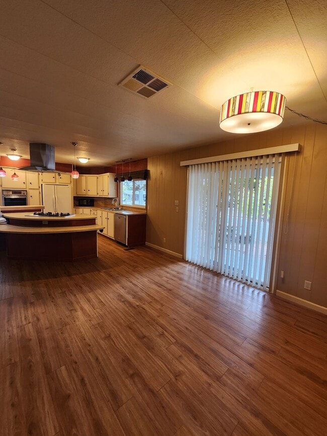 Building Photo - Adorable Retro Chic Home