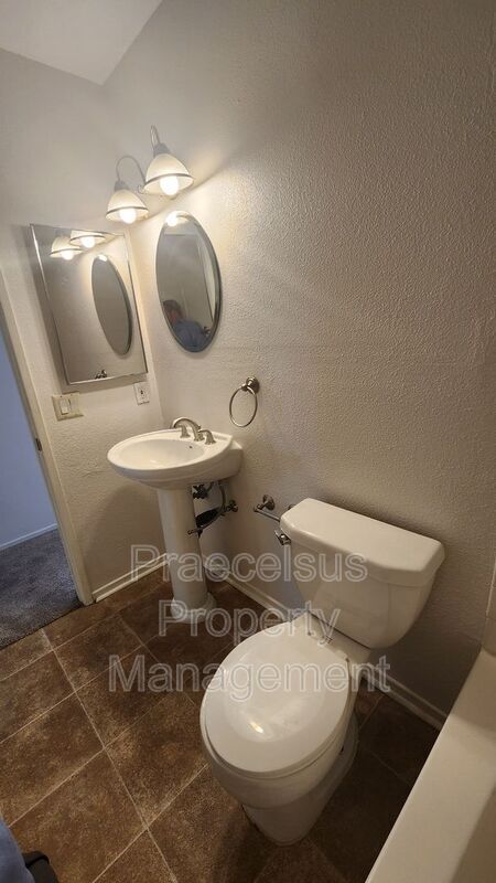 Building Photo - 2023 Lakeridge Cir