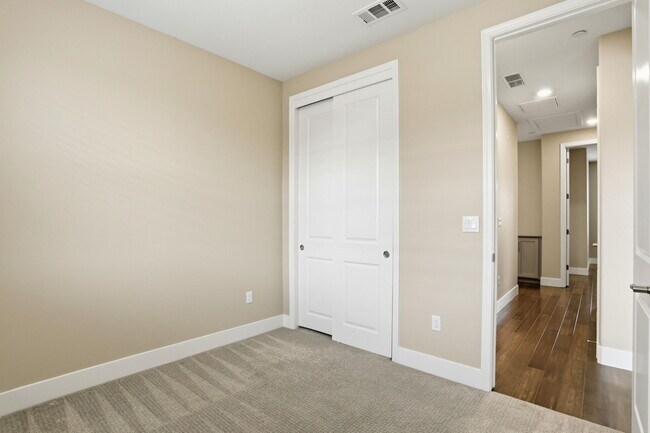 Building Photo - 621 Cinnamon Cir