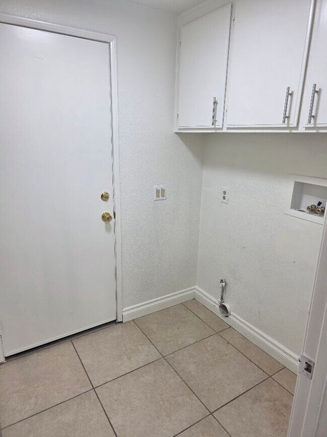 Building Photo - Beautiful 3 Bedroom Home in Gated Community