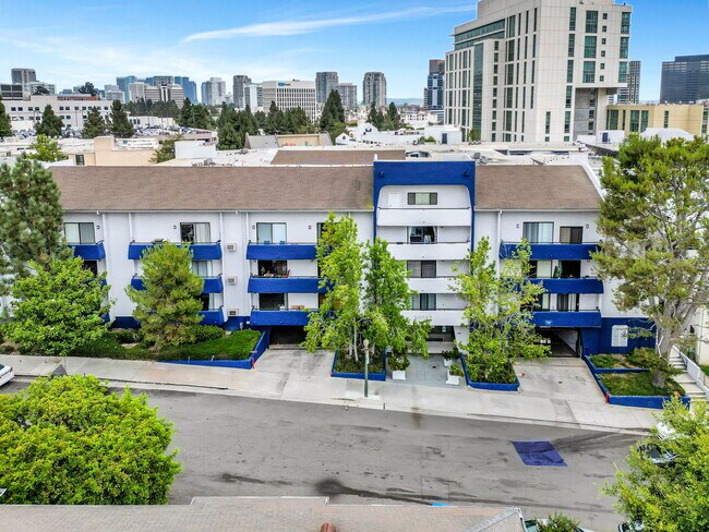Building Photo - 10982 Roebling Ave