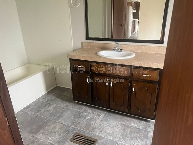 Building Photo - 81 Matts Ln