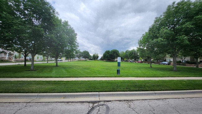 Building Photo - 4 bed 3 bath 2 car garage all maintenance ...
