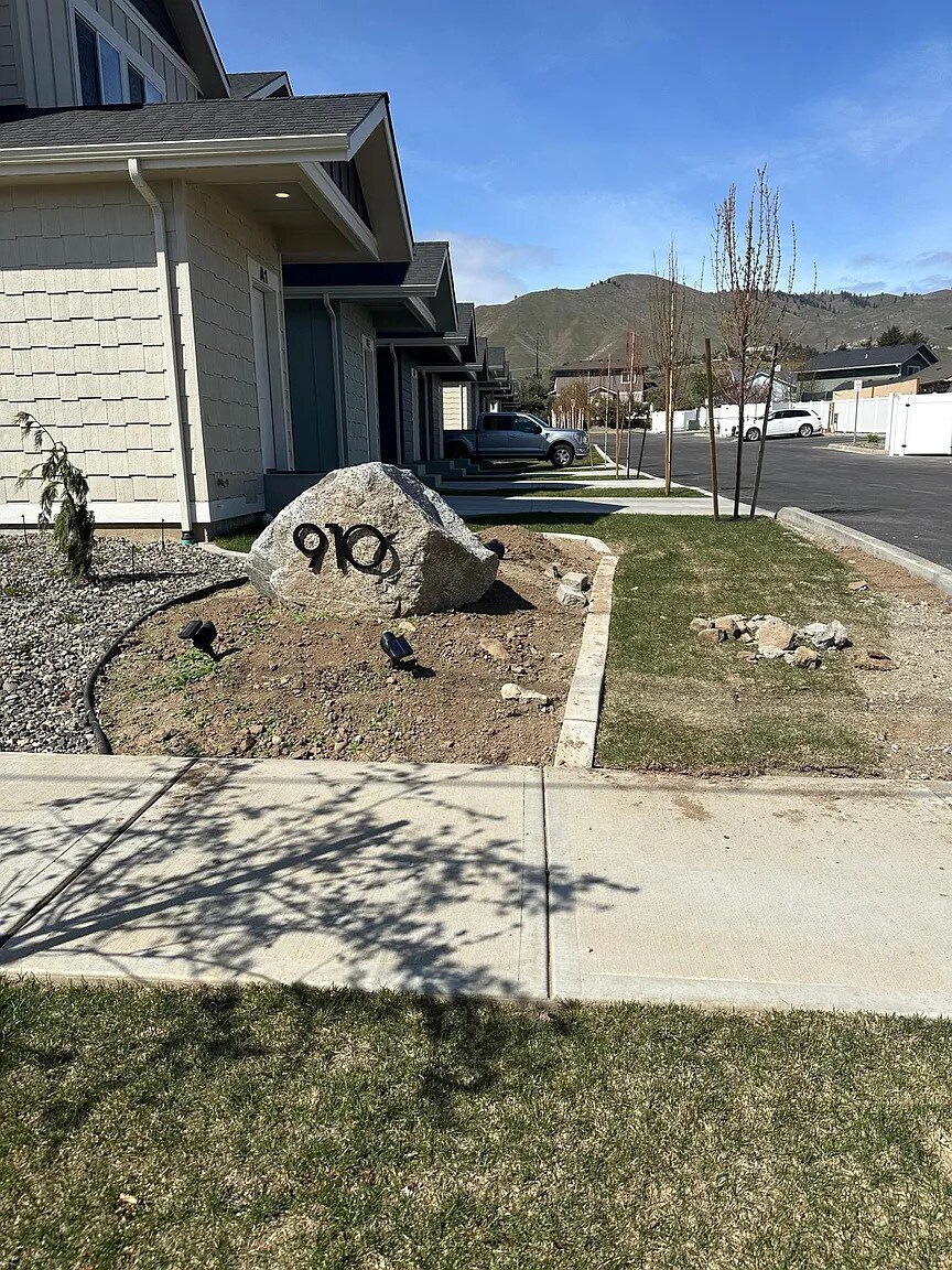 Building Photo - 910 Poplar Ave