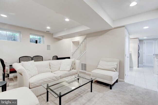 Building Photo - Palisades Gem Ready for Immediate Move-in!!