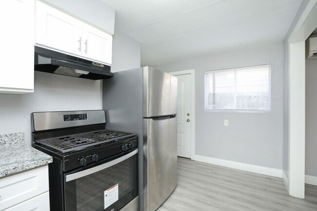 Building Photo - For Lease-Housing Vouchers Accepted | 2 Bed, 1 Bath | 800 Sq Ft | Sunnyside Place Community |