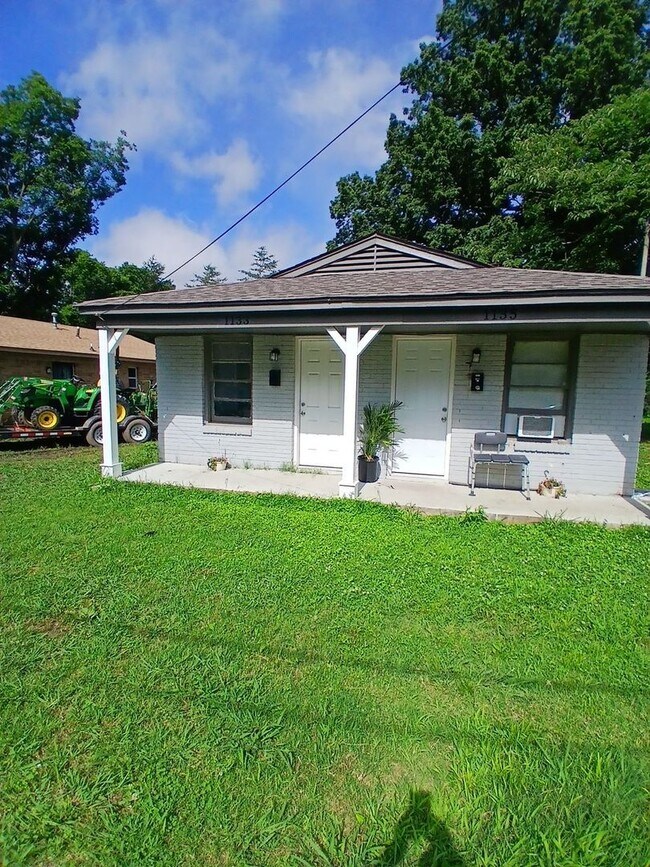 Building Photo - Delightful 2 bedroom 1 bath duplex - Open To Section 8 - $99 Move In Specail