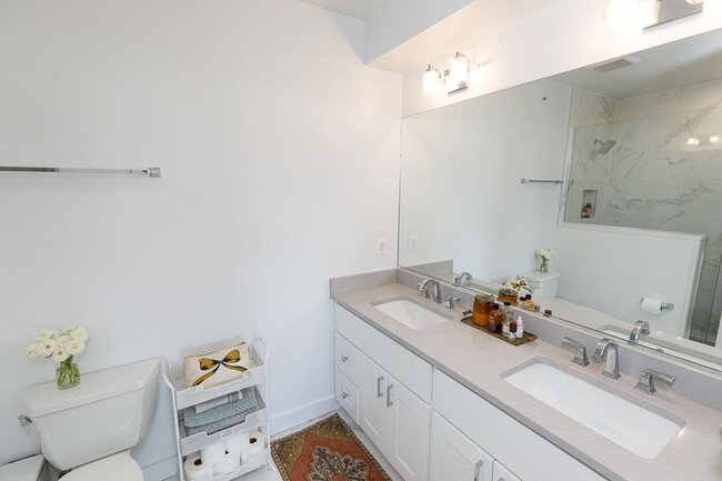 Building Photo - Newer Three Bed-Three Bath Townhouse Condo...