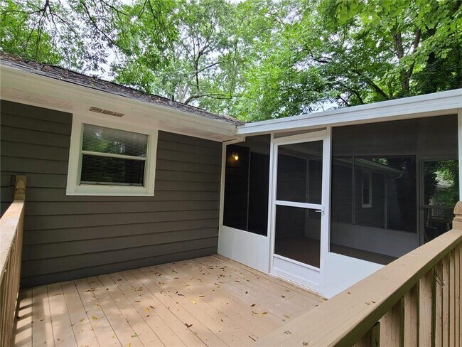 Building Photo - 1940 Meadow Ln