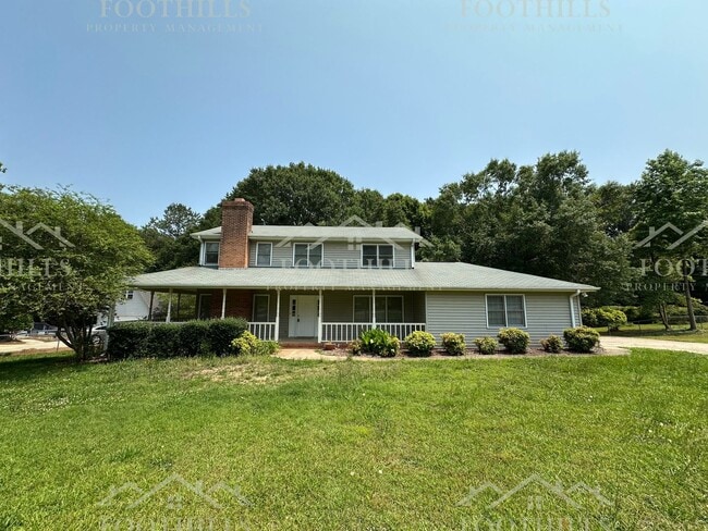 Primary Photo - Comfort & Space in a Great Location! 3-Bed...