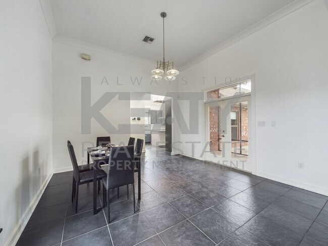 Building Photo - Three Bedroom Home in Sunset!