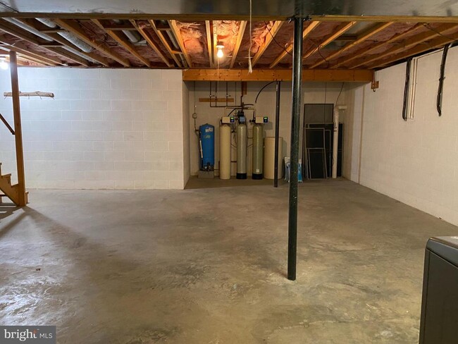 Building Photo - 1909 Back Mountain Rd