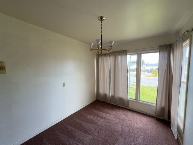 Building Photo - 2 Bed 1 Bath Home Just minutes away from C...