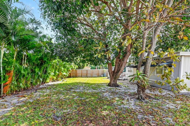 Building Photo - 320 Riverdale Rd