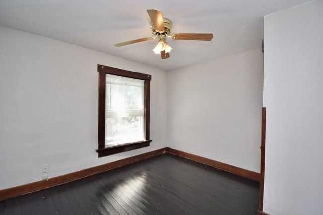 Building Photo - 23 E Parkwood Dr