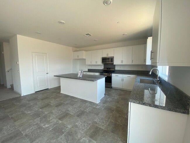 Building Photo - Like New Menifee 4 Bedroom Home